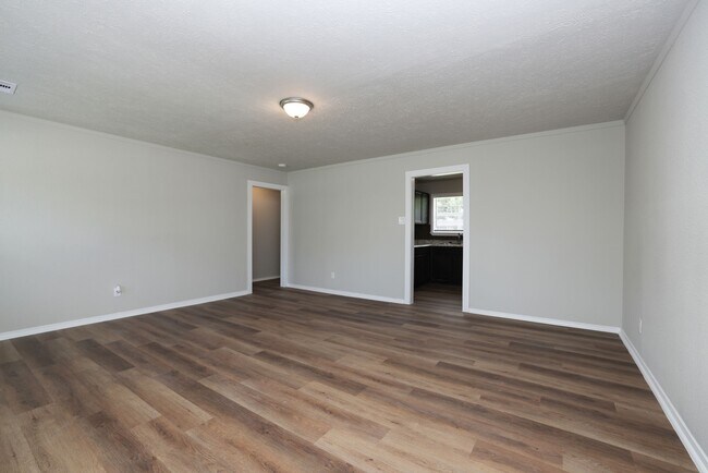 Building Photo - 9026 Lake Forest Blvd