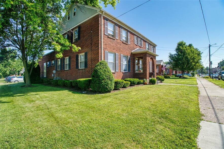 Building Photo - 1224 W 7th St