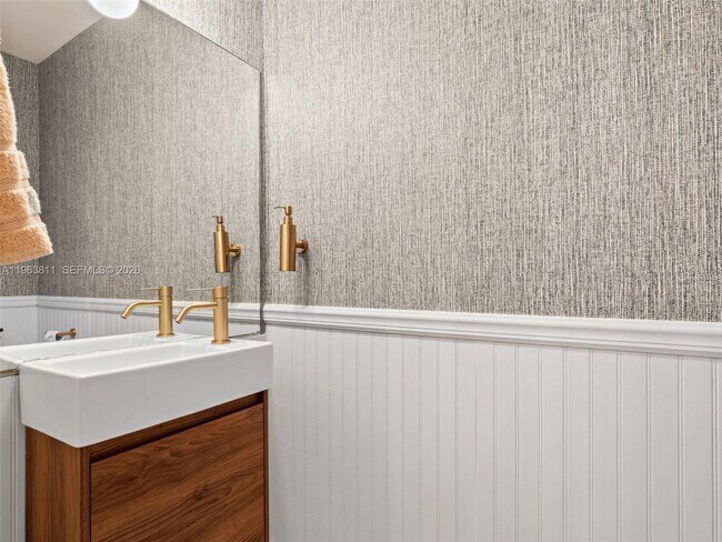 Building Photo - 2553 NW 42nd Ave