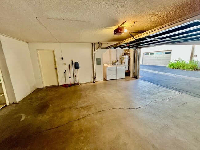 Building Photo - Beautiful 2bd/2bath townhome in La Jolla Community. Large patio.  Laundry and garage