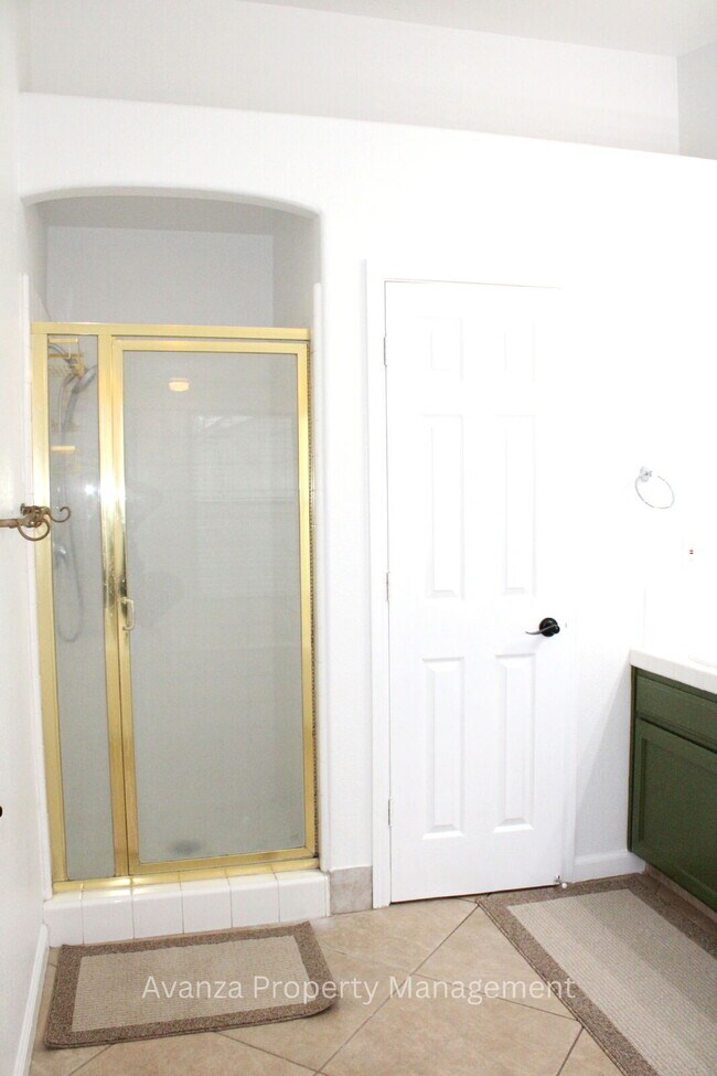 Building Photo - Home for Rent 5428 W. Saginaw Ave Fresno, CA 93722 Description 4 Bedroom/2 Bath Home in Fresno (D...