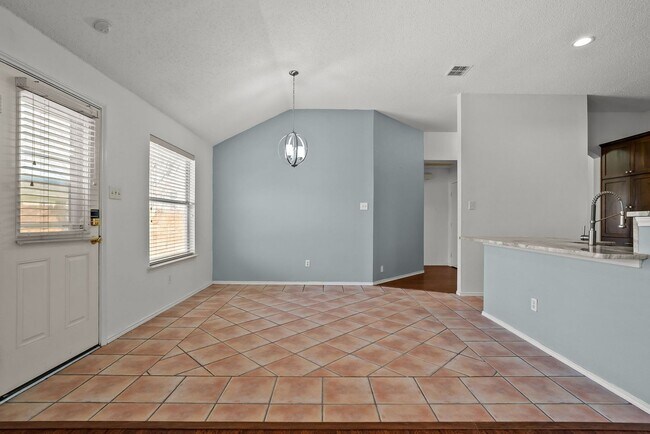 Building Photo - $500 off the first month's rent + move-in on or before 4/20