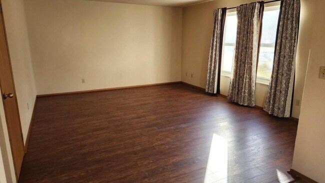 Building Photo - 530 N Orchard Ave