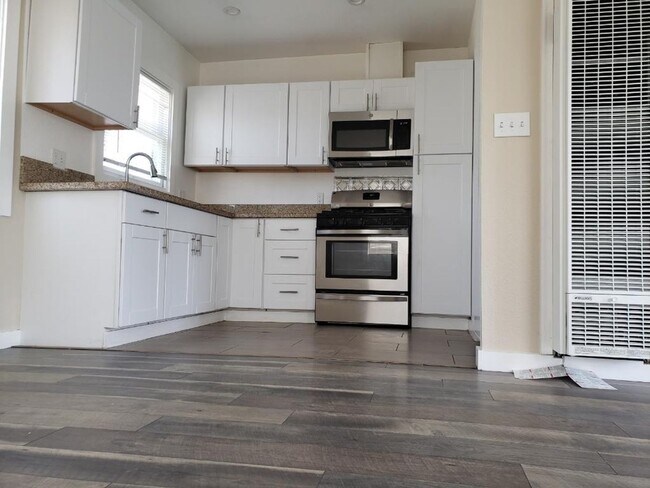 Building Photo - 219 W 7th St