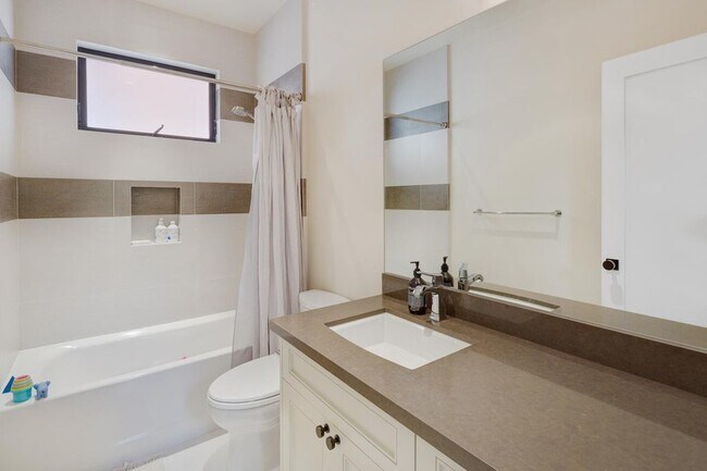 Building Photo - Furnished Downtown Palo Alto Modern Home with Timeless Design