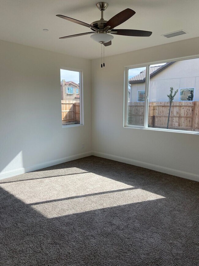 Building Photo - 4 Bedroom home located in Northside Visalia! Available Soon!