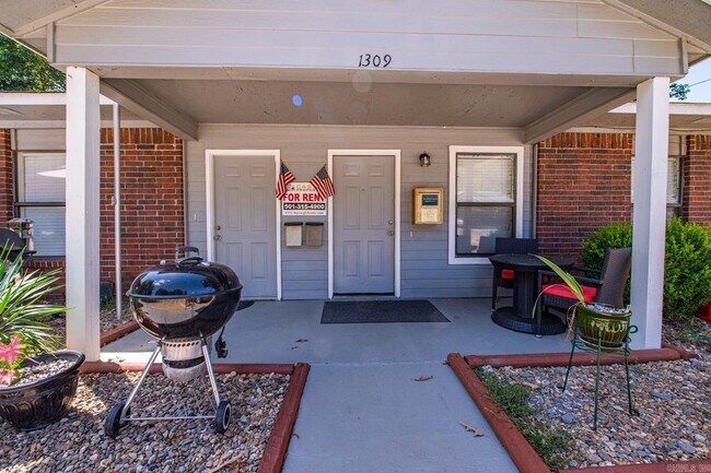 Building Photo - 1309 Country Oaks Dr