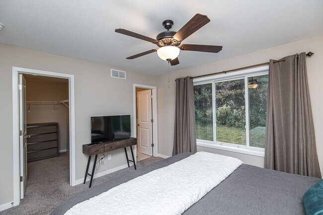 Building Photo - 3367 Ridgeline Dr SE