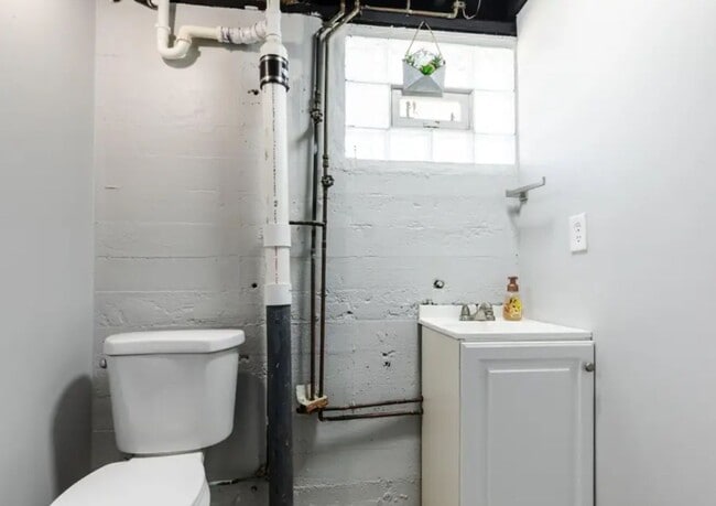 Building Photo - 2556 Williams Ave