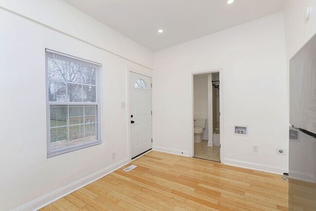 Building Photo - Charming Remodeled 2 Bedroom 1 Bath Near Fountain Square!