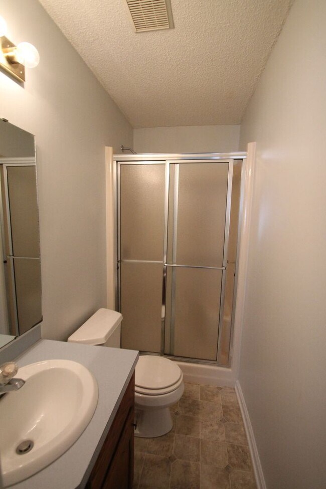 Building Photo - 1077 Farm Pond Ln