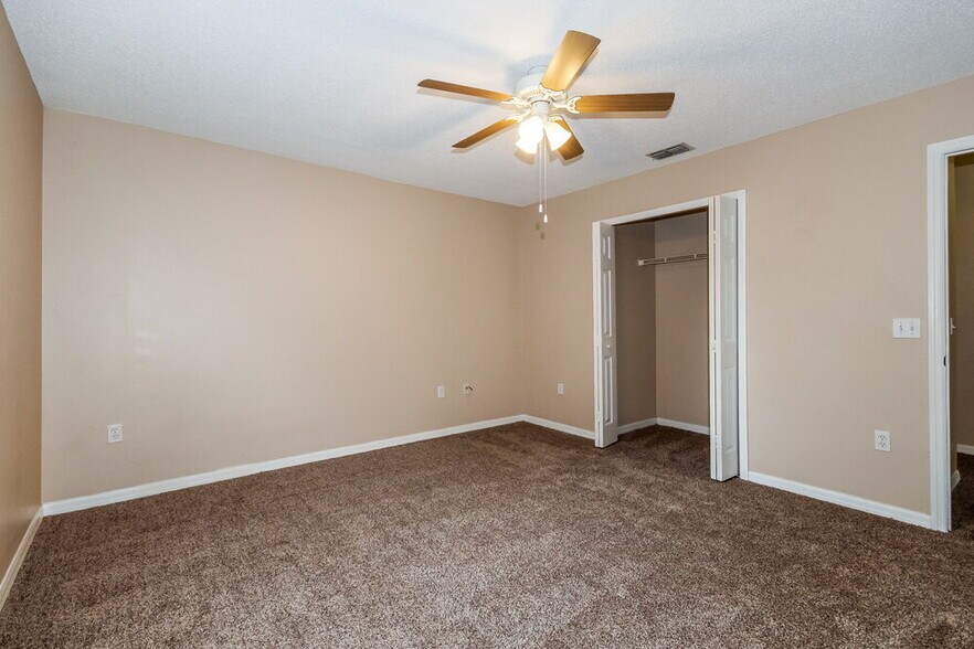 Building Photo - 5840 Lake Front Dr