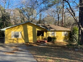 Building Photo - Great Location!