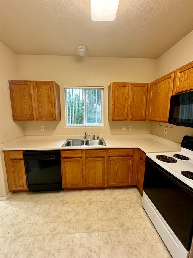 Building Photo - Gated West Side 2 bedroom/2 bath condo