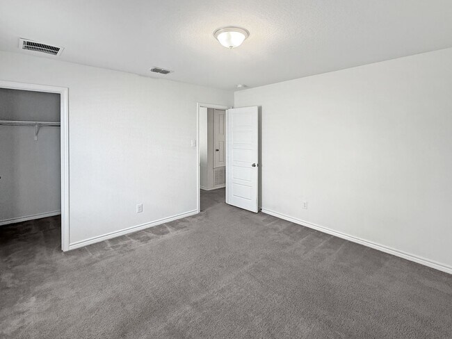 Building Photo - New Braunfels gem