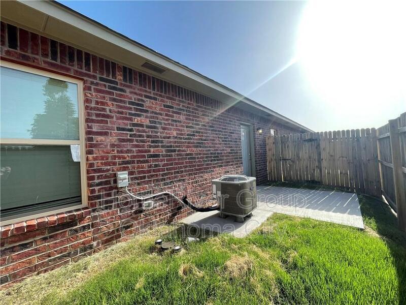 Building Photo - 921 SW 91st St