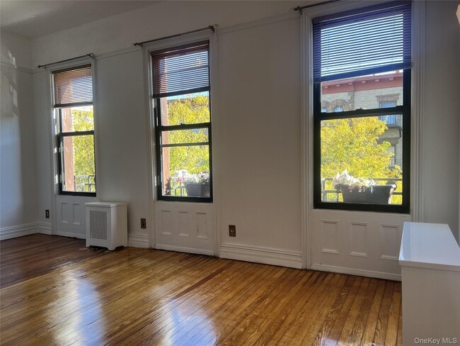 Building Photo - 102 Kingston Ave