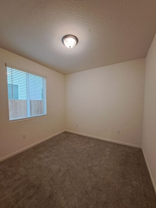 Building Photo - 3 Bedroom Home Near Armstrong & Olive!