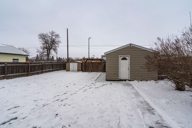 Building Photo - 3 Bedroom 2 Bath Home with Fenced in Backyard!