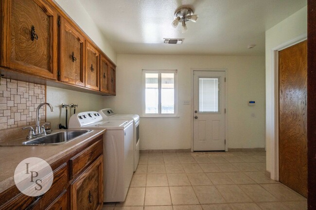 Building Photo - Fresno Westside Home, 3BR/3BA, Country Liv...