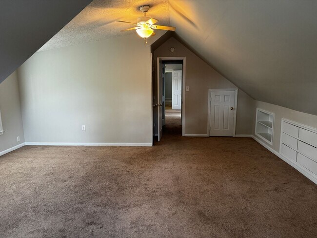 Building Photo - 4 Bedroom 2.5 Bath Home