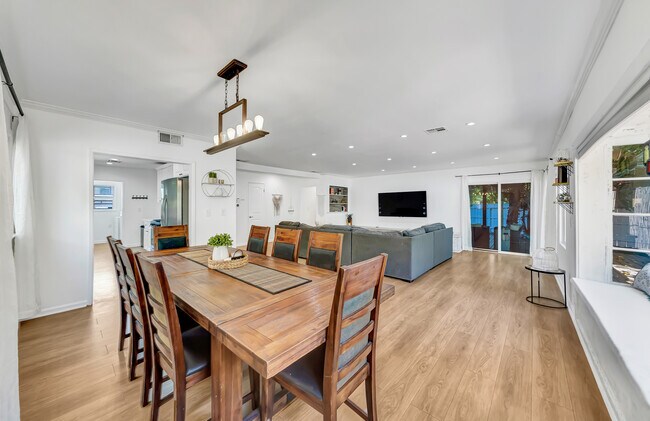 Building Photo - 7700 Oakdale Ave