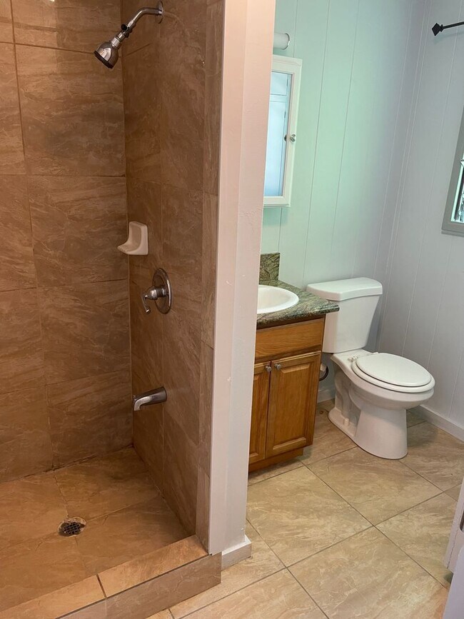 Building Photo - Kuakini - 2 Bdrm/1 Bath/1 Prkg - Puuhue Pl...