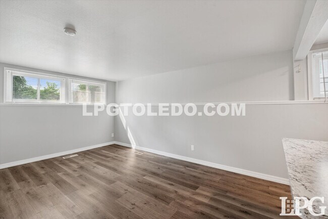 Building Photo - 3145 Sherbrooke Rd