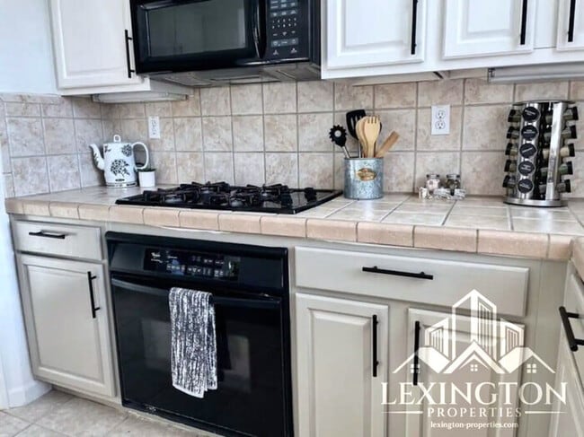 Building Photo - Stunning, 5BD/3BA Home, in West Sacramento with a Pool and BBQ!