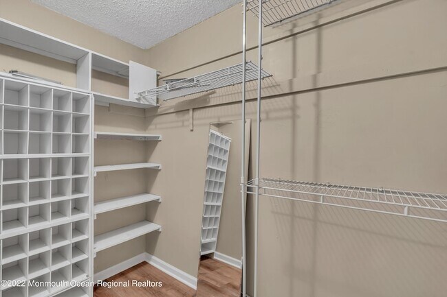Building Photo - 134 Whispering Oaks Way