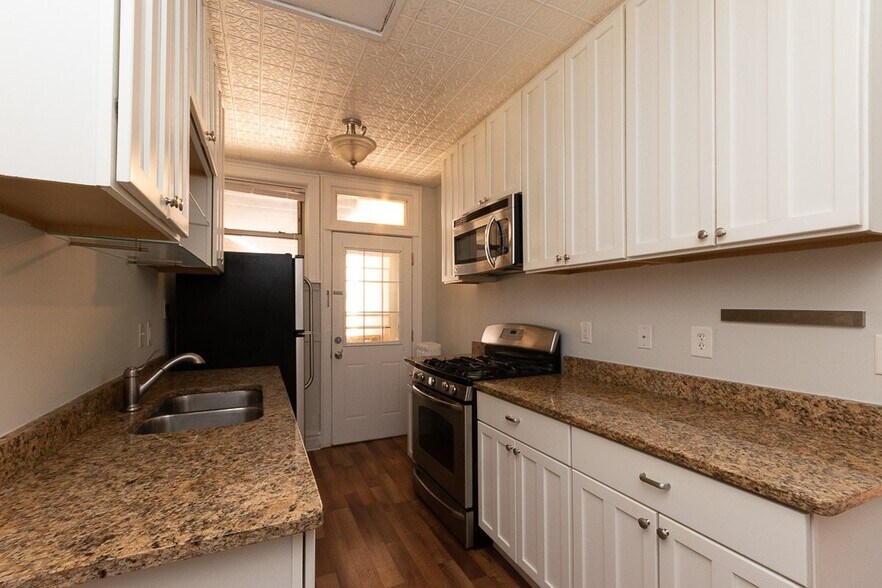 Building Photo - 547.5 W Surf St