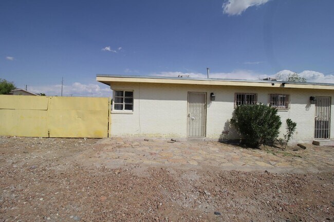 Building Photo - 3900 Flory Ave