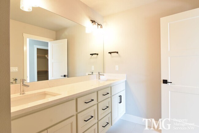 Building Photo - AmazingTownhome with Stunning Finishes! 1900+ Sq Ft, Fenced Yard!