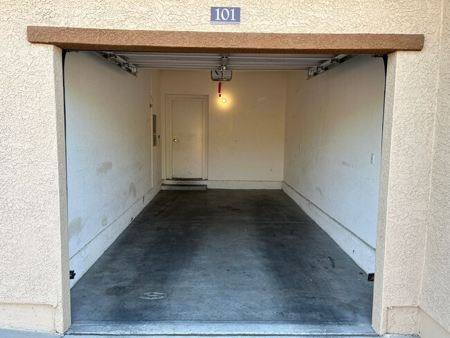 Building Photo - Rare & hard to find 2 BED & 2 BATH with ATTACHED GARAGE.