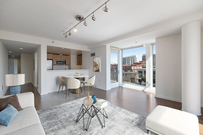 Living room - 555 4th St