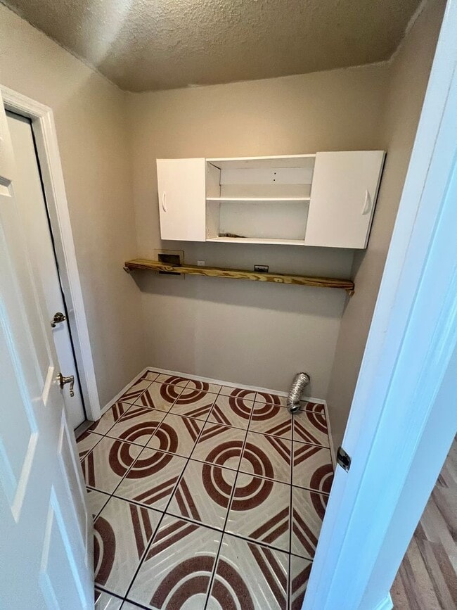 Building Photo - COZY 3 BEDROOM, 2 BATH HOME WITH TILE & LAMINATE THROUGHOUT, PRIVATE SCREENED PATIO