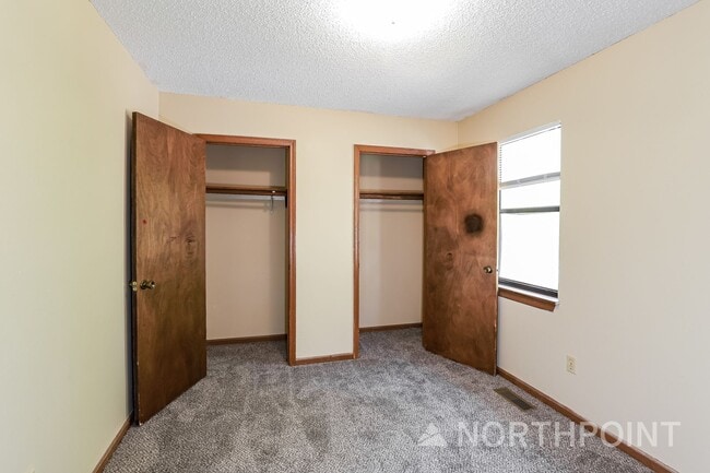 Building Photo - Radiant Unit Townhome | 2 BR/1.5BA | 1-Car Garage |