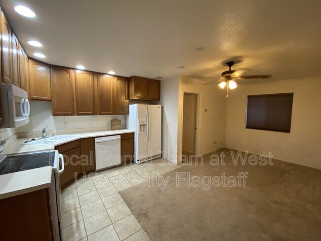 Building Photo - 3018 N Loma Vista Dr