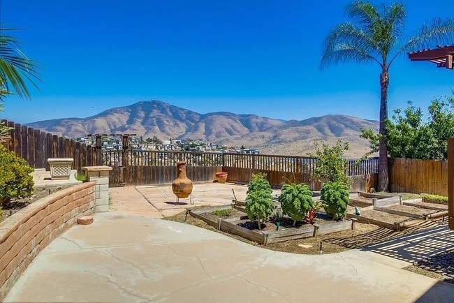 Building Photo - Charming 3 Bed 2 Bath In Spring Valley