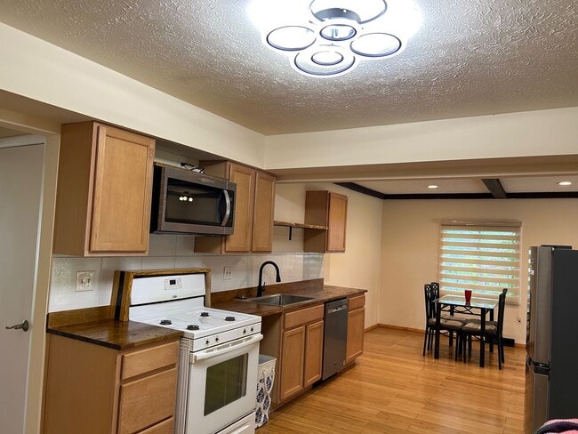 Building Photo - 3 Bedrooms One Floor Ranch House with 2 car attached garage in Lyndhurst