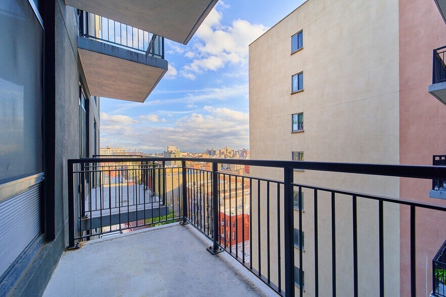 Building Photo - Spacious One Bedroom with Two Balconies