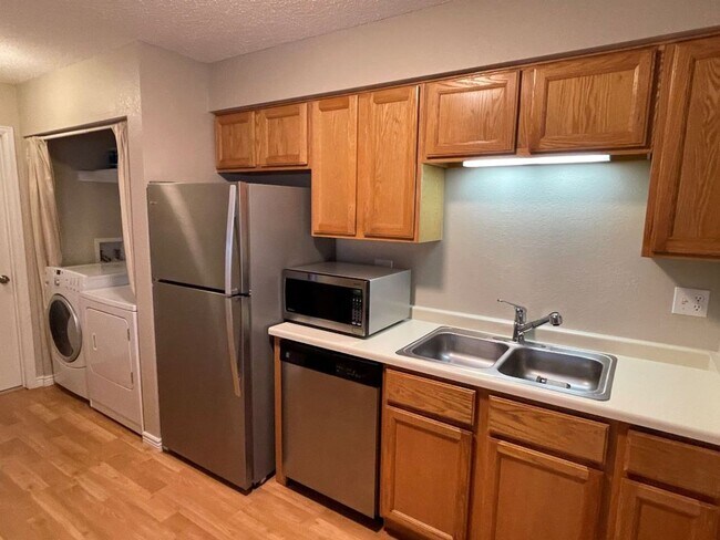 Building Photo - 1 Bedroom Condo in gated Hunting Meadows