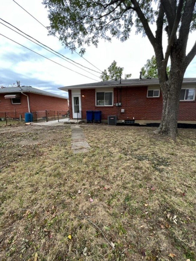 Building Photo - 3 Bedroom 1 Bathroom Home with Fenced Yard!