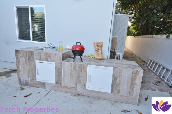 Building Photo - 5955 Hillview Park Ave