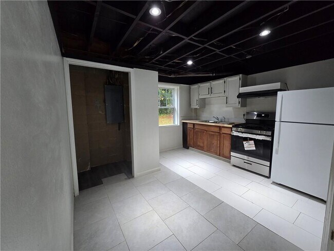 Building Photo - 2468 Dresden Dr NE