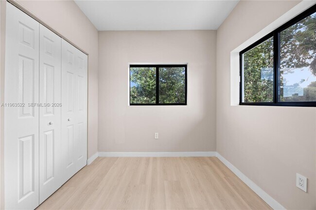 Building Photo - 630 NE 166th St