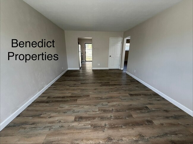 Building Photo - Maple St