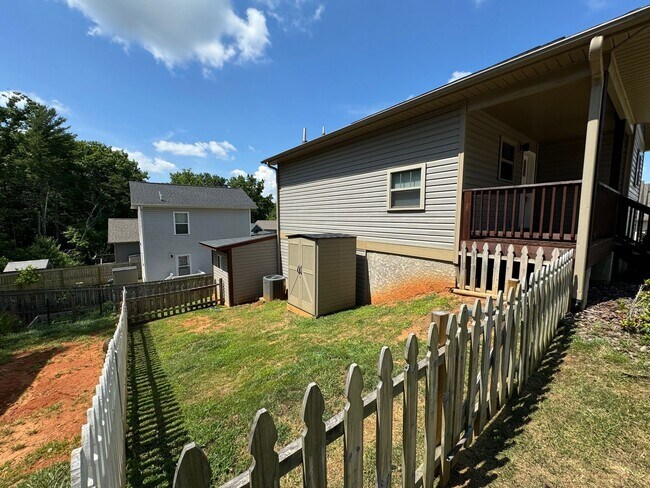 Building Photo - Weaverville - Modern, Three Bedroom, Fenced Yard