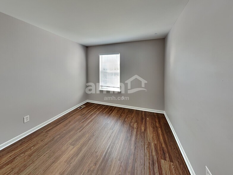 Building Photo - 204 Stearn Dr