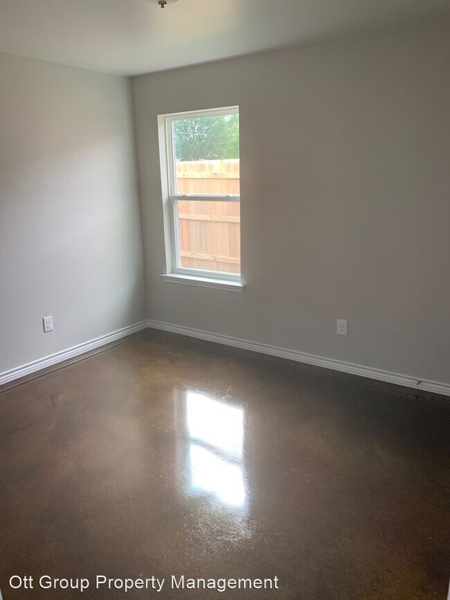 Building Photo - 208 Lowes Blvd